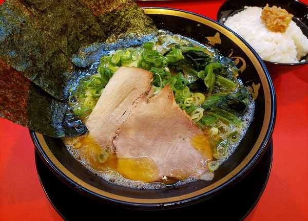 「朝ラーメン　九条ネギ　ライス(無料)」@横浜家系ラーメン 志田家 蒲田店の写真