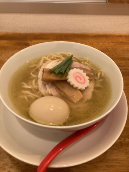 「中華そば・半熟煮玉子入り・塩　930円」@味六屋の写真