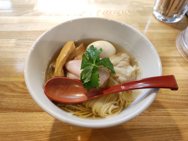 「特級中華そば(白醤油)」@自家製麺 くろ松の写真