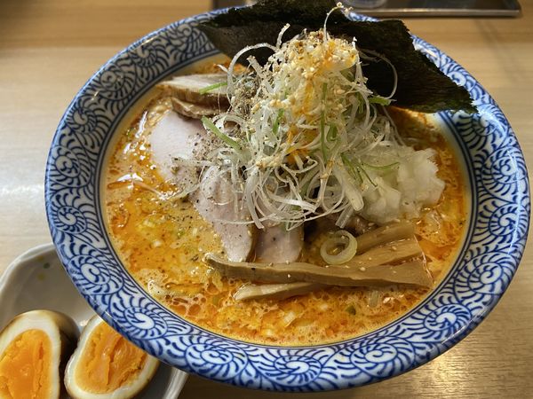 「ごまの辛いそば（硬め）＋トッピング特製（C）」@中華そば 多賀野の写真