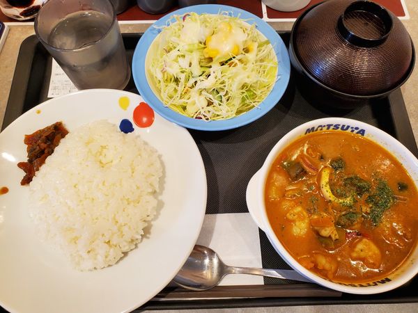 「海鮮ごろごろシーフードカレー・ライス並・野菜セット」@松屋 伊勢佐木町2丁目店の写真