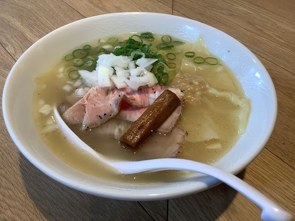 「塩ワンタン麺　1100円」@伊藤商店の写真