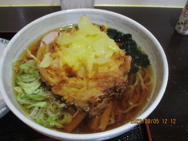 「かき揚げ天ラーメン 300円＋400円」@そば・うどん たぬきの写真