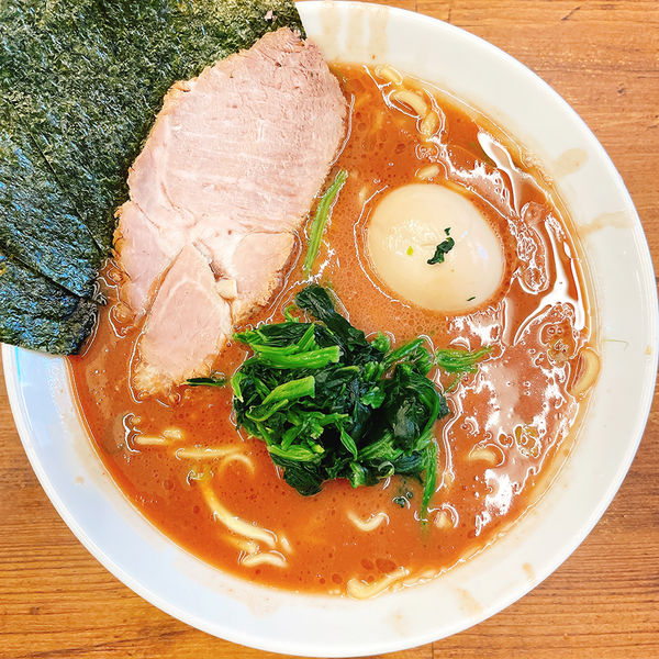 「半熟味玉ラーメン 並（麺かため）」@横浜家系らーめん 武道家 吉祥寺店の写真