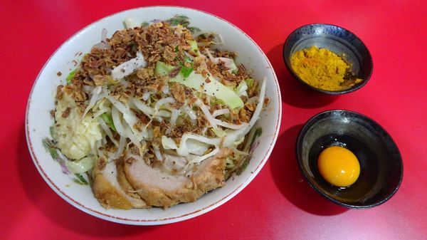 「ラーメン（850円）＋汁なし変更券＋カレーパウダー　ニンニク」@ラーメン二郎 札幌店の写真