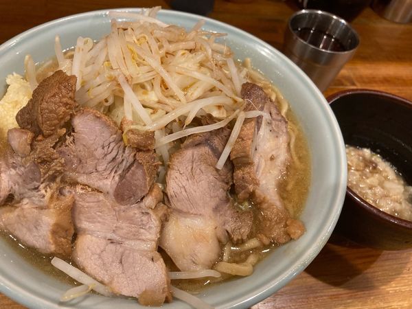「チャーシュー麺中盛(ニンニク、アブラ少し別皿)」@ラーメン盛太郎の写真