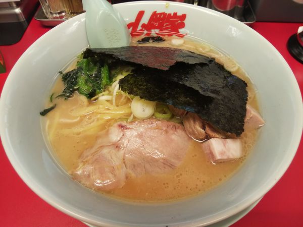 「醤油ラーメン +コロチャー:サービス」@ラーメン 山岡家 新潟白根大通店の写真