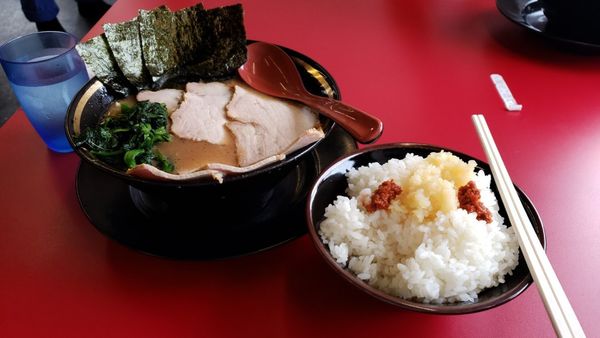 「チャーシューメン(3枚)＋🍚大盛ライス」@王道家直伝 との丸家 八潮店の写真