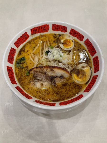 「炙り叉焼と黒マー油の味噌ラーメン(879円)」@バーミヤン みなとみらい店の写真
