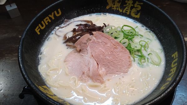 「とんこつラーメン、替玉、替玉」@とんこつラーメン博多風龍 上野店の写真