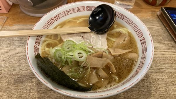 「醤油らーめん」@つけ麺屋 やすべえ 新宿店の写真