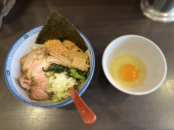 「特製油そば(塩)生卵付き950円」@三鷹食堂いなりの写真