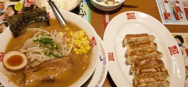 「まる徳味噌ラーメン、無料券餃子、サービスライス、ニンニク」@おおぎやラーメン 高崎問屋町店の写真