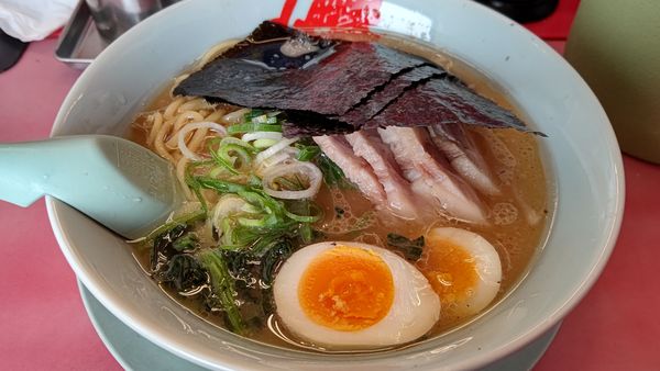 「醤油チャーシューメン+味付け玉子」@山岡家 平塚店の写真