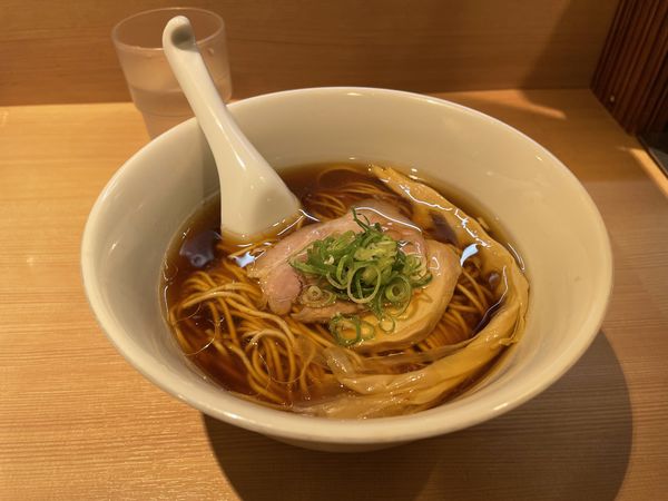 「醤油らぁ麺」@らぁ麺 はやし田 新宿本店の写真
