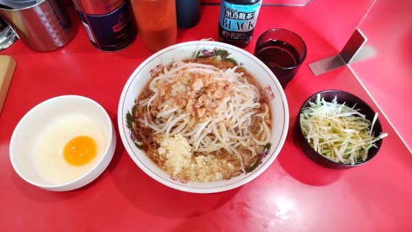 「小ラーメン(麺少なめと麺硬め)＋生卵＋ネギ」@ラーメン二郎 千葉店の写真
