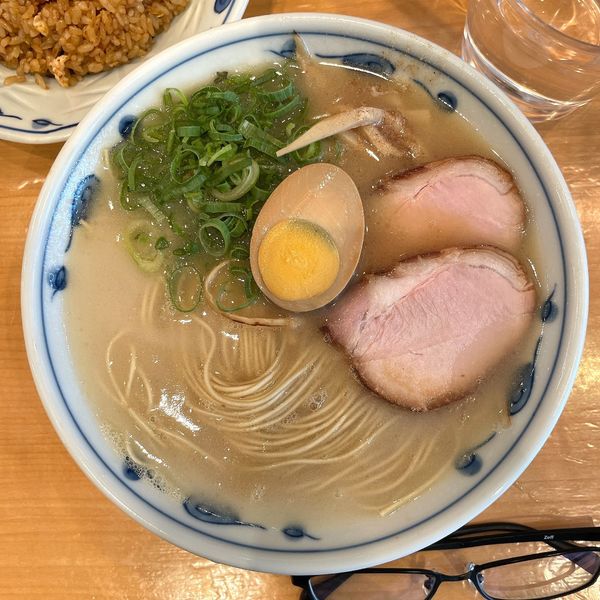 「元祖とんこつらあめん（半やきめしセット）」@らあめん 渋谷三丁目の写真