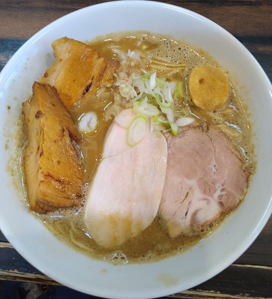 「濃い鯵煮干し中華そば+豚腕肉トッピング」@中華そば 梟の写真