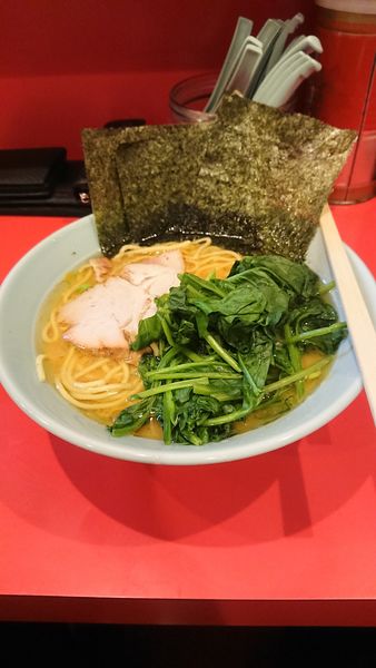 「ラーメン　固め　油多め+ほうれん草」@横浜家系ラーメン 黄金家の写真
