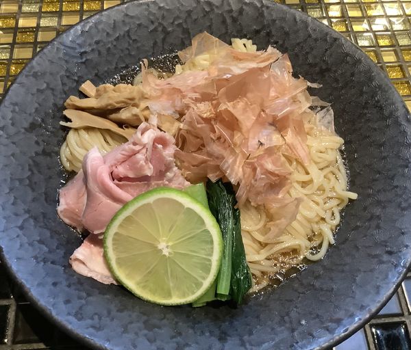 「[限定]生醤油の冷やし鶏油そば」@町田汁場 しおらーめん進化 中山店の写真