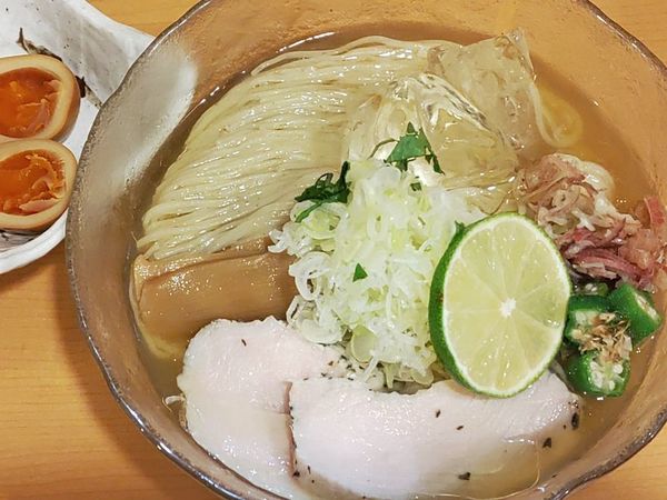 「冷やし塩らーめん＋燻製玉子」@麺処 富士松の写真