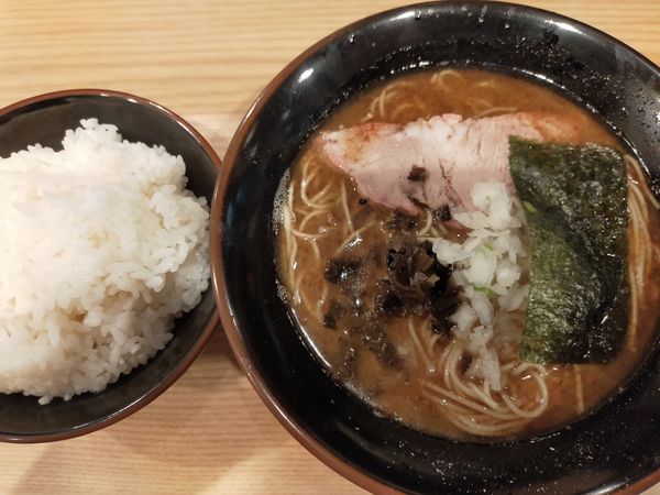 「豚骨醤油ラーメン700円+替玉100円+ライス無料」@柴田商店の写真