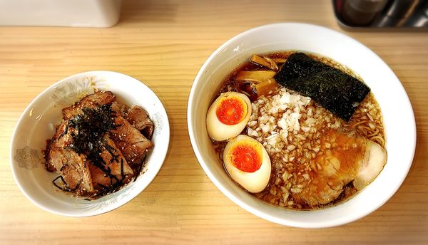 「薬味(玉ねぎ)ラーメン＋味玉＋ミニチャーシュー丼」@元祖敏々亭 びんびん 高尾店の写真
