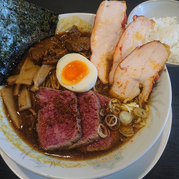 「和牛の肉高山カレーラーメン1000円、追い飯50円他」@ラーメン 達磨食堂の写真