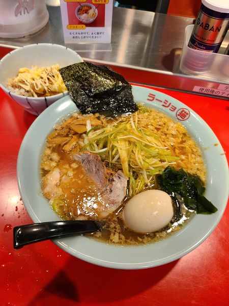 「ネギラーメン(白)醤油¥950+味玉¥110+ニャンコ飯」@ラーショ マルミャーの写真