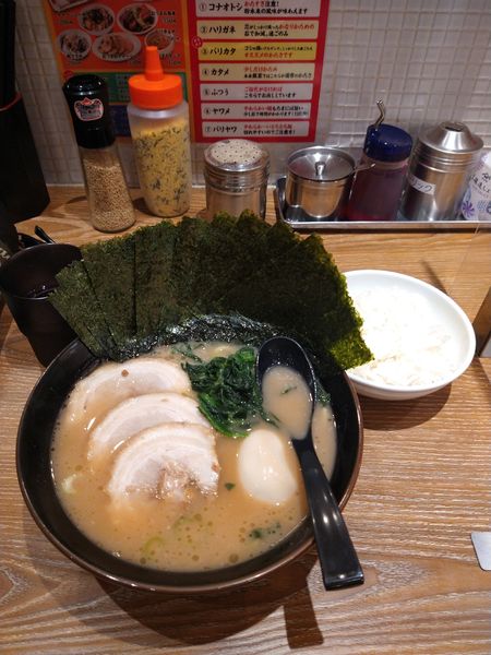 「ラーメン（醤油）+海苔　900円」@横浜家系ラーメン 銀家 川崎銀柳街店の写真