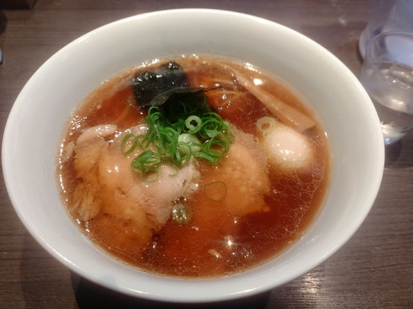 「醤油チャーシュー麺+名古屋コーチン味付け玉子」@支那そばや 本店の写真