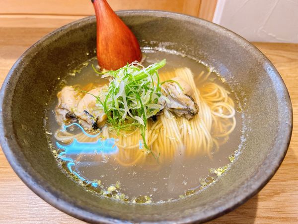 「ぶどう山椒と牡蠣の塩蕎麦」@中華蕎麦 麺とスープの写真