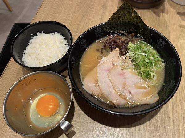 「朝ラーメン（半ライス、生卵付き）」@とんこつらーめん俺式 純 東京ラーメンストリート店の写真