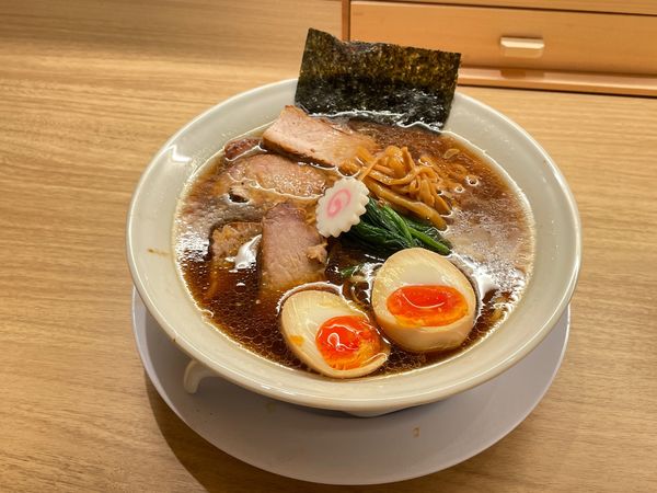 「味玉醤油半チャーシューメン (並)」@長岡食堂 東京ラーメン横丁店の写真