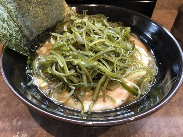 「チャーシューメン中盛硬め濃いめ多め茎わかめ」@家系ら～めん 陸の写真