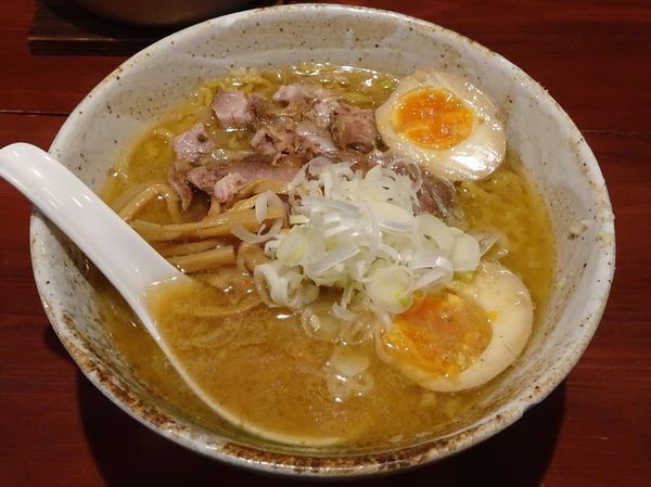 「味噌（850円）＋煮玉子（100円）＋チャーシュー増」@らーめん みかんの写真