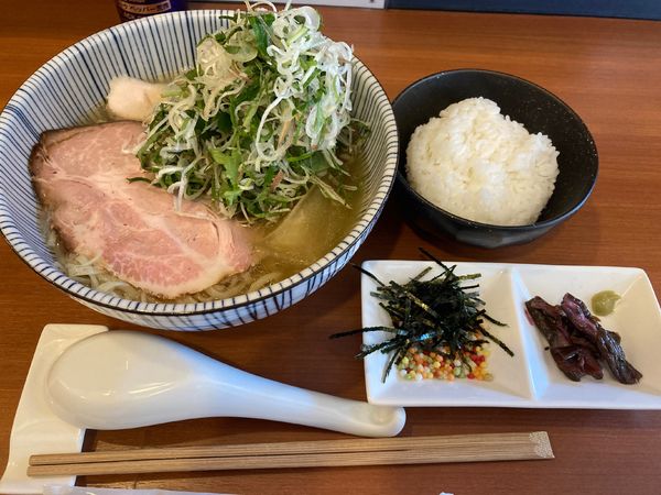 「冷たい煮干しぶっかけ　薬味　茶漬けセット」@自家製手もみ麺 鈴ノ木の写真