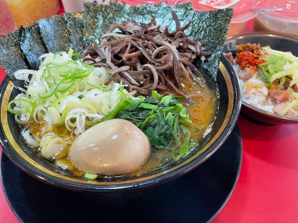 「ラーメン＋のり＋きくらげ＋薬味ねき＋半賄い飯」@家系ラーメン とらきち家の写真