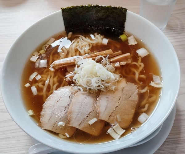「醤油らぁ麺(中太ちぢれ麺、780円)」@うえんで 喜多方店の写真