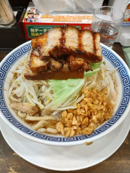 「馬鹿豚麺(野菜普通、脂少なめ、大蒜抜き、肉五枚)」@日本一馬鹿豚 高崎店の写真