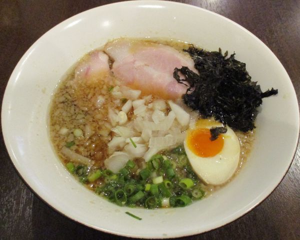 「背脂煮干しラーメン　920円」@自家製熟成麺 吉岡 田端店の写真