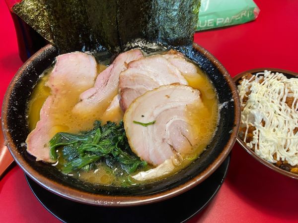 「チャーシューメン3枚中盛　のり　バラ3枚　固め多め」@家系ラーメン 王道家の写真