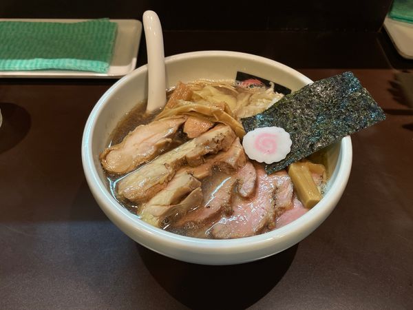 「ワンタンにぼしそば(焼豚トッピング)」@おおぜき中華そば店の写真