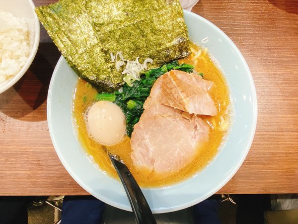 「らーめん全部乗せ:1,100円、半ライス:50円」@横浜家系らーめん侍 渋谷本店の写真