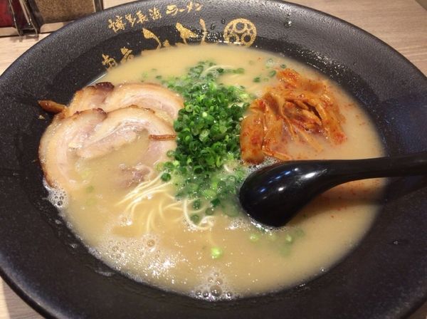 「とんこつラーメン」@博多長浜ラーメン 東京みよし 新宿店の写真