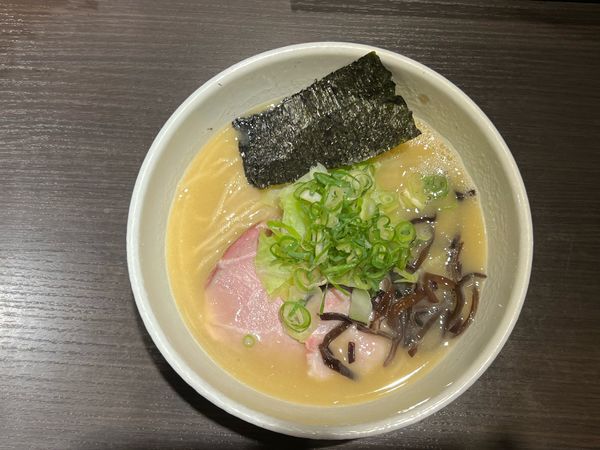 「鶏白湯ラーメン 塩 900円　名物半チャーハン 400円」@麺や 福一の写真