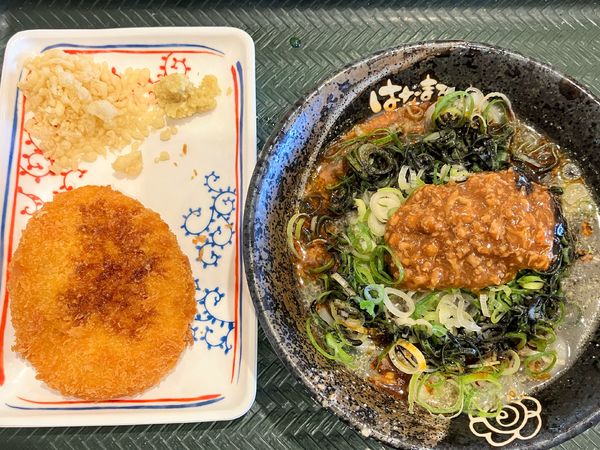 「冷やし黒ごま坦々小610円コロッケ無料クーポン」@はなまるうどん イオンモール千葉ニュータウン店の写真