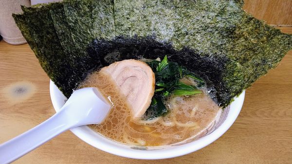 「ラーメン(味濃いめ･麺硬め)+海苔」@たかさご家 関内店の写真