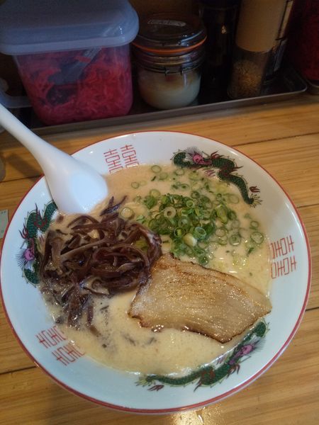 「博多豚骨ラーメン620円(全部普通)替え玉100円」@コハクノトキの写真