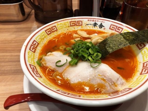 「辛豚ラーメン」@博多屋台ラーメン一幸舎 東京キッテグランシェ店の写真